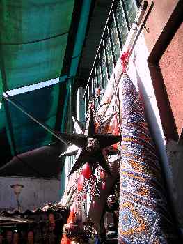 Alfombra y lámpara de metal en un puesto del zoco, Marrakech, Ma