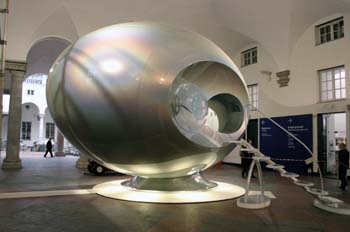 Escultura de Mariko Mori (Wave Ufo), Génova