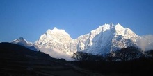 Thamserku y Kang Tega vistos desde Tengboche