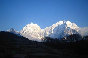 Thamserku y Kang Tega vistos desde Tengboche