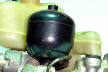 Sistema Teves MK II. Detalle del acumulador hidráulico