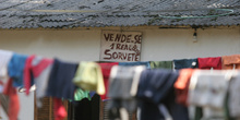 Cartel junto a ropa tendida, Quilombo, Sao Paulo, Brasil