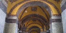Detalles de techos y arcos decorados en la Santa Sofía, Estambul