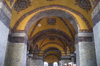 Detalles de techos y arcos decorados en la Santa Sofía, Estambul