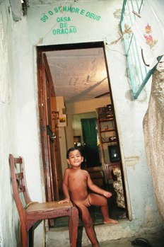 Casa de oración en una de las favelas de Rio de Janeiro, Brasil