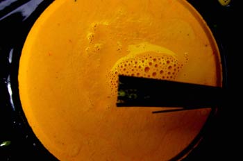 Pincel y pintura naranja