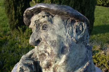 Detalle de una escultura de Pablo Neruda