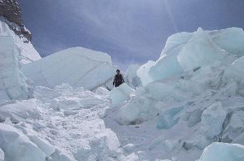 Acercamiento a la cascada de hielo del Khumbu