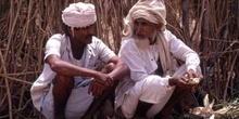 Dos hombres descansando en el mercado de Suq al Khamis, Yemen