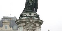 Monumento en la Plaza de la República, París, Francia
