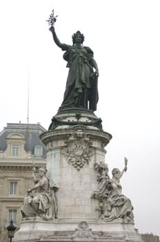 Monumento en la Plaza de la República, París, Francia