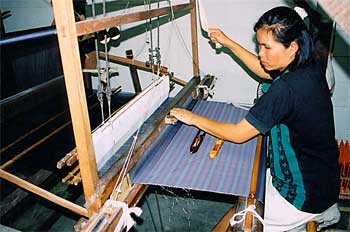 Mujer en telar, Tailandia