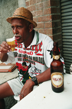 Hombre tomando cerveza en la Favela Juramento, Rio de Janeiro, B