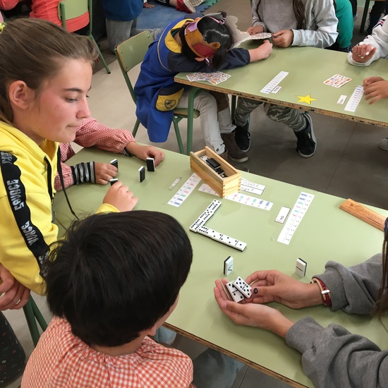 Buddies: 5 años y sexto enseñando a jugar. 14