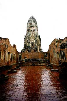 Avenida de zona real de Ayutthaya, Tailandia