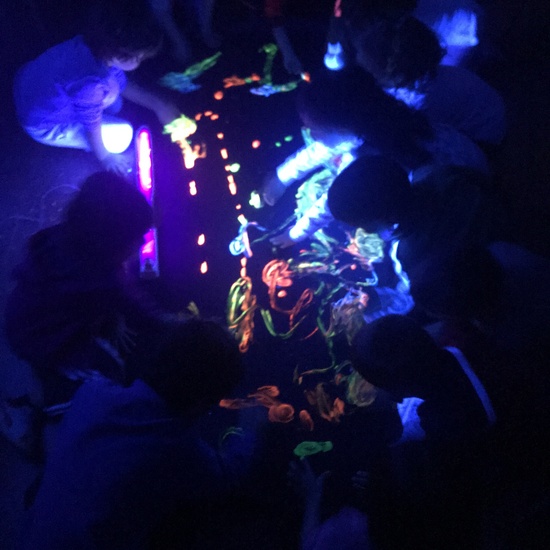 Pintamos con luz negra 6
