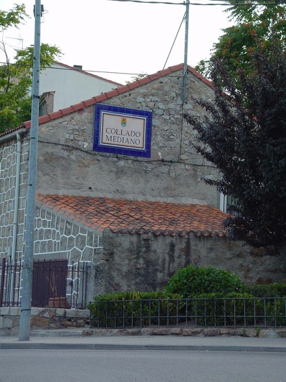 Casa con Letrero de Collado Mediano