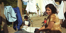 Mujer lavando ropa, favela de Sao Paulo, Brasil