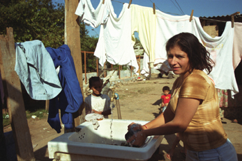 Mujer lavando ropa, favela de Sao Paulo, Brasil