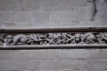 Catedral de Huesca. Cenefa con mono y león