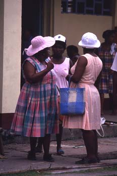 Tres mujeres conversando en Livingston, Guatemala