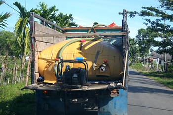 Llevándo agua, Melaboh, Sumatra, Indonesia