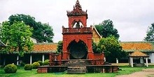 Fachada de templo rojo, Chiang Mai, Tailandia
