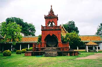 Fachada de templo rojo, Chiang Mai, Tailandia