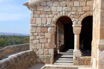 Lateral del pórtico de la Iglesia de Sta. María del Rivero, San