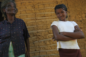 Mujer y niña delante de su casa, Quilombo, Sao Paulo, Brasil