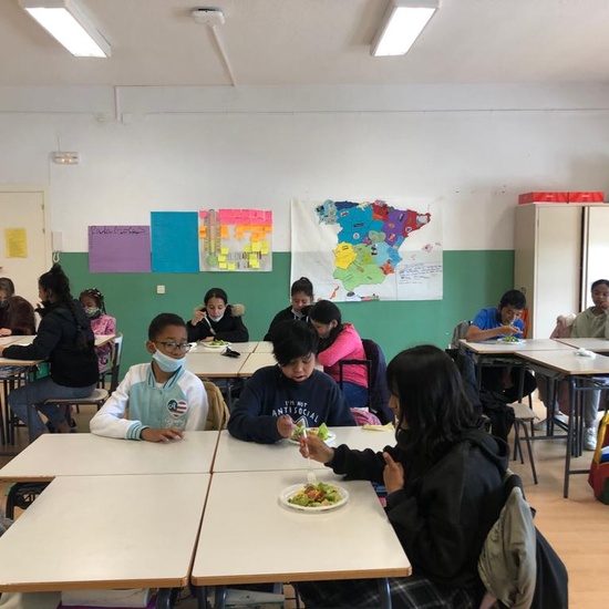 COSECHA DE LECHUGA DEL HUERTO Y COMIDA EN LA CLASE 5