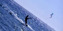 Deportista practicando kitesurf