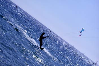 Deportista practicando kitesurf