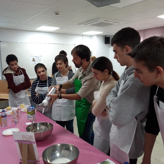 Alumnos del IES Neil Armstrong de Valdemoro en la Facultad de Biológicas. UCM. Semana de la Ciencia. Taller de bioquímica 