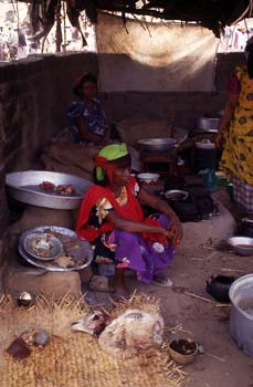Mujeres en la cocina de un restaurante del mercado de Suq al Kha