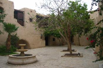 Patio de un hotel en el Mar Muerto, Jordania