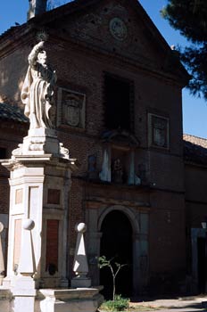 Convento de Carmelitas del Corpus Christi y Estatua de San Ignac