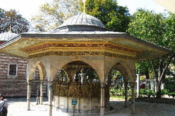 Pagoda en el jardín de la Santa Sofía, Estambul, Turquía