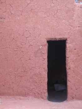 Puerta de un refugio de adobe, Achahoud, Marruecos