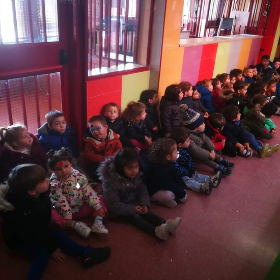 Infantil 3 años y 1º de Primaria visitan los expositores del la 