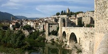 Pueblo de Besalú visto desde el puente fortificado, Garrotxa, Ge