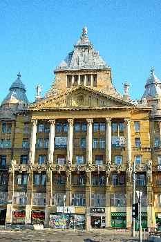 Edificio en la plaza de Egyetem, Budapest, Hungría