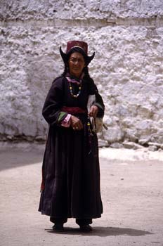 Mujer con la vestimenta tradicional, Ladakh, India
