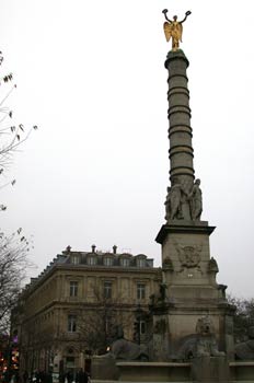 Columna de Châtelet en la Plaza de Châtelet, París, Francia