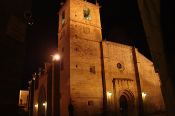 Vista nocturna de la Catedral de Cáceres