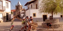 Niños jugando con un forcón, Portugal