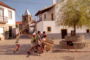 Niños jugando con un forcón, Portugal