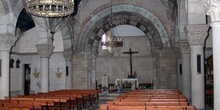 Vista de la nave central de una iglesia católica