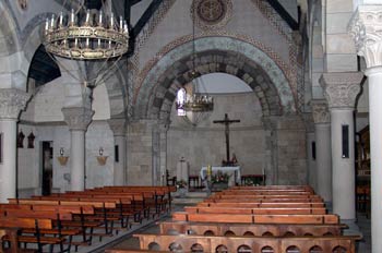 Vista de la nave central de una iglesia católica