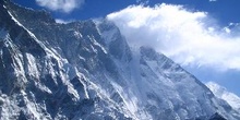 Acercamiento de montaña rocosa con nieve
